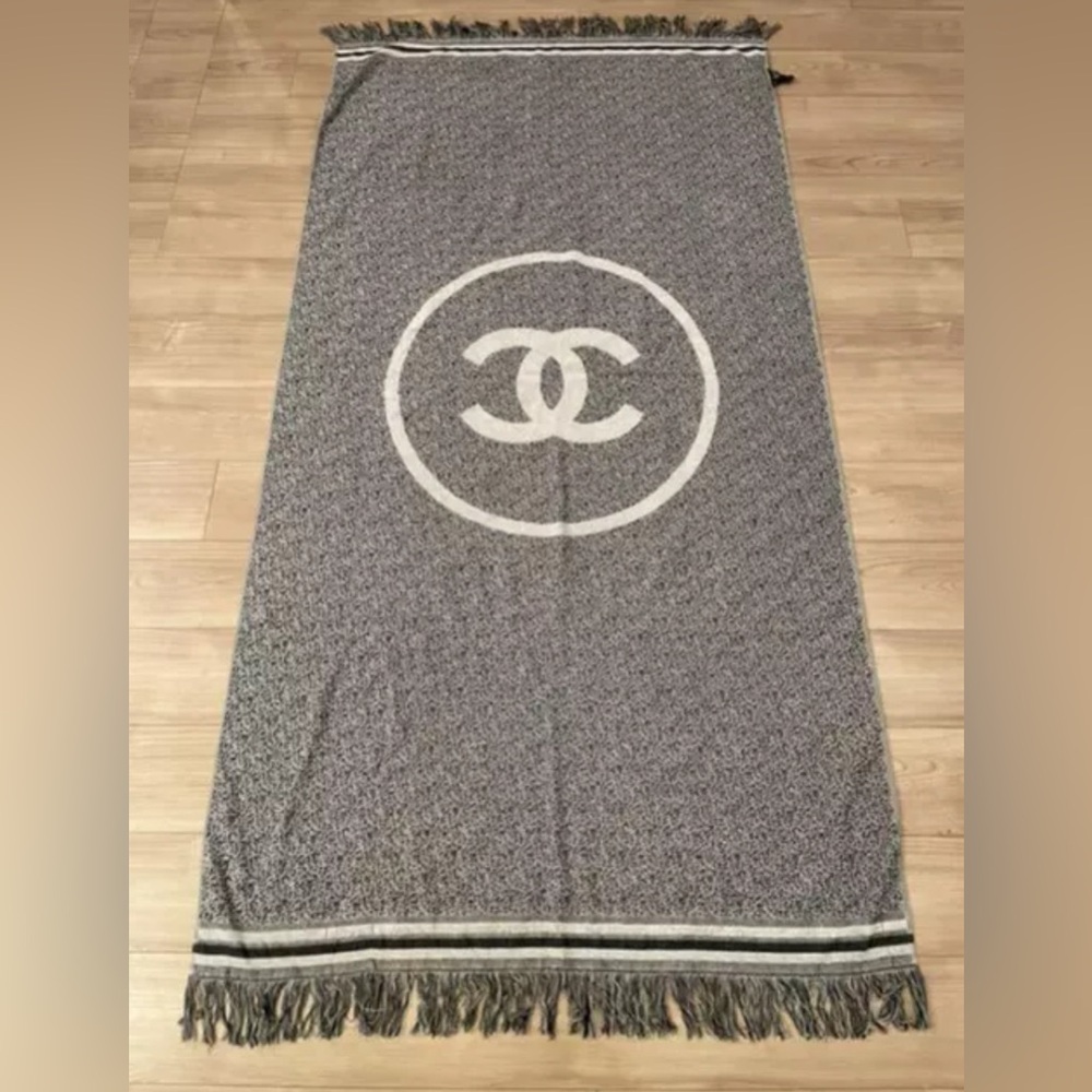 Chanel towel / Chanel throw. Reversible - great condition. 💯 authentic - Rare